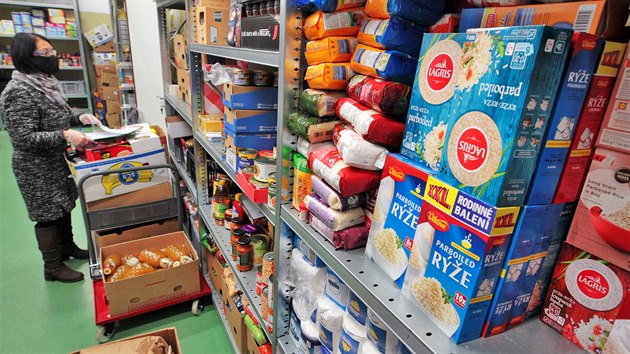 Pracovnice Potravinové banky Karlovarského kraje v jejím skladu v Sokolově připravuje potraviny k distribuci.