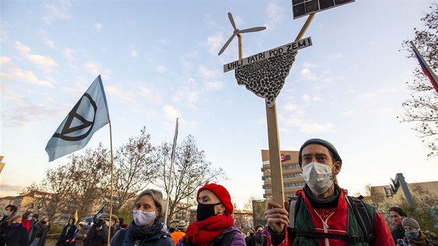 Za rychl konec spalovn uhl v esku ped budovou ministerstva ivotnho prosted v Praze demonstrovali ekologit aktivist. (30. listopadu 2020)