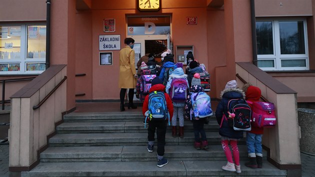Žáci prvních stupňů základních škol se vracejí do lavic. Snímek z Masarykovy ZŠ v Újezdu nad Lesy. (30. listopadu 2020)