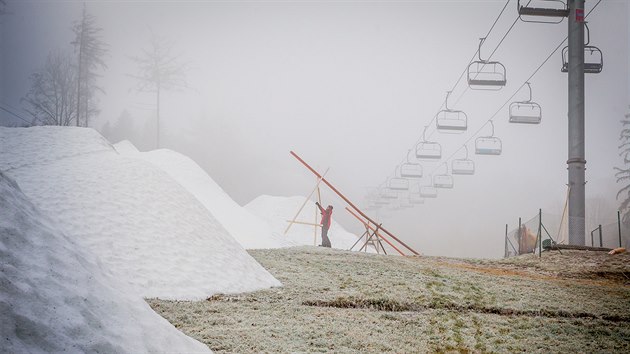 Na Monínci vyrábějí sníh i při plusových teplotách, proto začínají sezonu mezi prvními v Česku. Letos musí čekat.