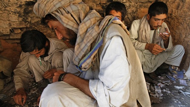 Uivatel drog v Afghnistnu (18. srpna 2009)