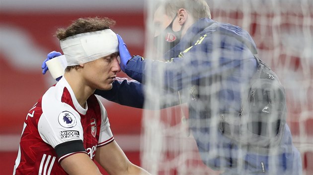 David Luiz z Arsenalu po srce s Ralem Jimnezem z Wolverhamptonu dohrl s obvazem na hlav prvn poloas.