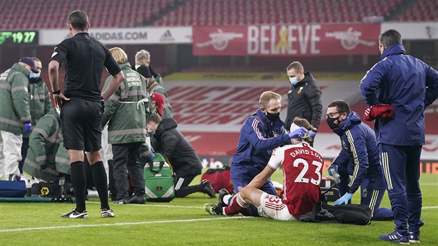 Momenty po souboji Davida Luize z Arsenalu a Raúla Jiméneze z Wolverhamptonu, při kterém utrpěl druhý jmenovaný frakturu lebky.