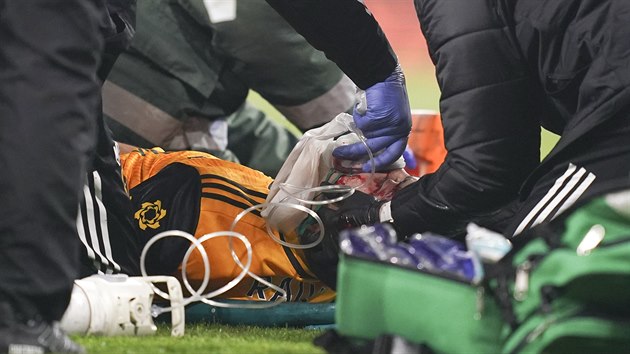 Momenty po souboji Davida Luize z Arsenalu a Raúla Jiméneze z Wolverhamptonu (na snímku), při kterém utrpěl druhý jmenovaný frakturu lebky.