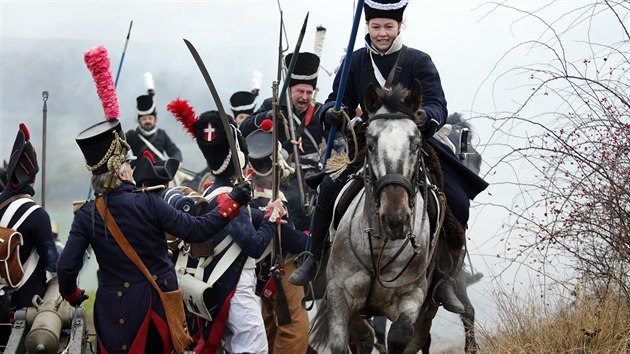Bitevních ukázek se při 215. výročí střetu u Slavkova účastnilo kvůli covidu jen několik desítek nadšenců v historických uniformách.