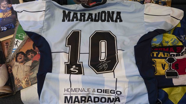 Maradonův podepsaný dres z rozlučky v Boca Juniors.