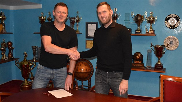 Nov teplick trenr Radim Kuera (vlevo) po podpisu smlouvy se sportovnm editelem klubu tpnem Vachoukem.