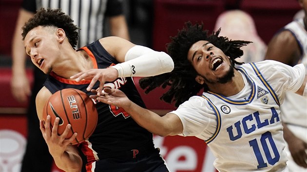 Tyger Campbell (10) z UCLA ztratil m pi souboji s Colbeym Rossem z Pepperdine.