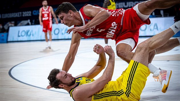 Chorvatský basketbalista Filip Krušlin padá na Johana Löfberga ze Švédska.