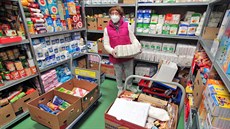 Pracovnice Potravinové banky Karlovarského kraje v jejím skladu v Sokolov...