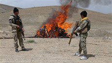 Afghántí vojáci pálí drogovou zásilku. (9. dubna 2020)
