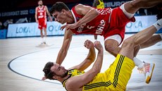 Chorvatský basketbalista Filip Krulin padá na Johana Löfberga ze védska.