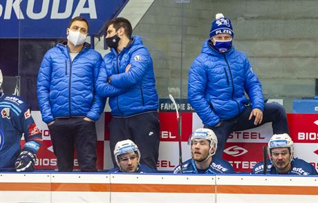 Asistent koue plzeských hokejist Jií Hanzlík (zcela vpravo) sleduje utkání.