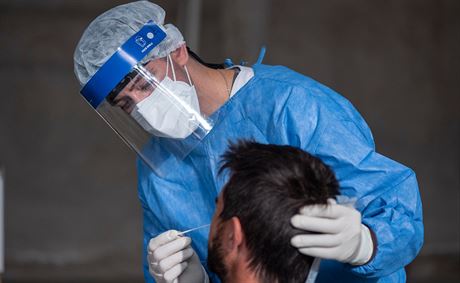 Argentinský zdravotník odebírá vzorek pro testy na koronavirus. (4. prosince...