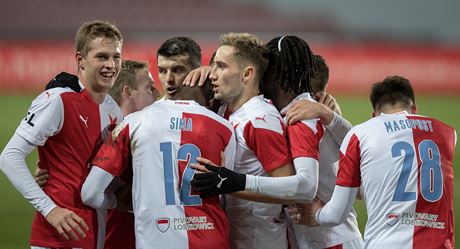 Fotbalisté Slavie se radují ze druhého gólu do sít Sparty.