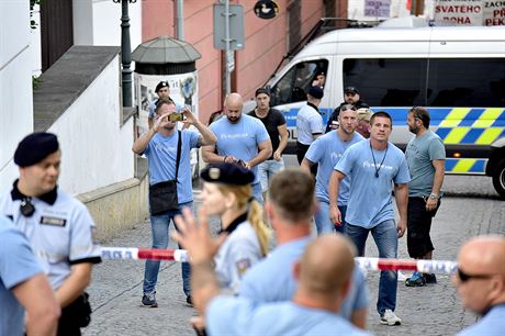 lenové hnutí Sluní lidé odcházejí v modrých trikách od boního východu...