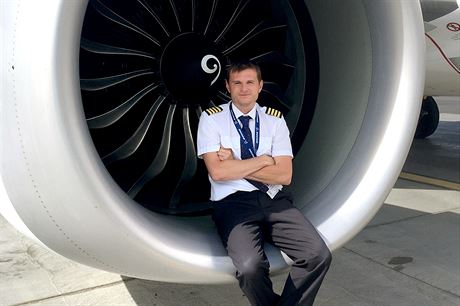 Pilot Jan Kölbl v motoru boeingu 737-MAX.