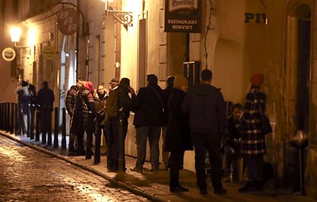 Lidé ped barem Konvice a restaurací Konvikt v praské Bartolomjské ulici (9....