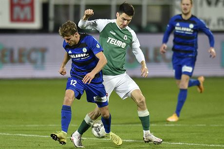 Filip Haek z Bohemians (vlevo) a jablonecký Robert Hrubý (vpravo) ve vzájemném...