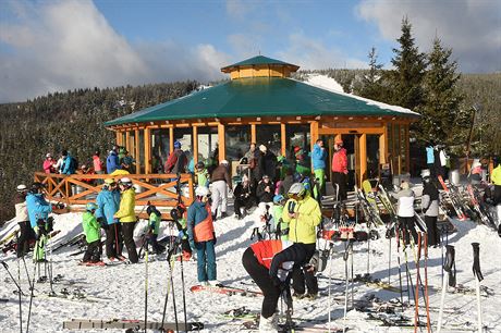 erná stavba na ervenohorském sedle. V tamním skiareálu funguje od loska bar...