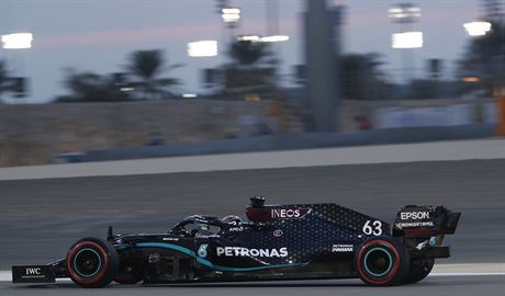 Britský pilot George Russel z Mercedesu v tréninku ped Velkou cenou Sáchiru F1.