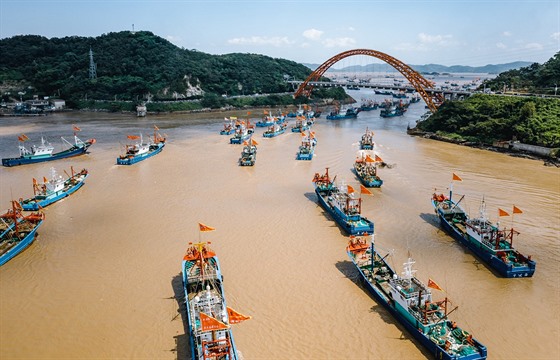 Pístav Ning-po, provincie e-iang. ínské rybáské lod vyráejí na moe.
