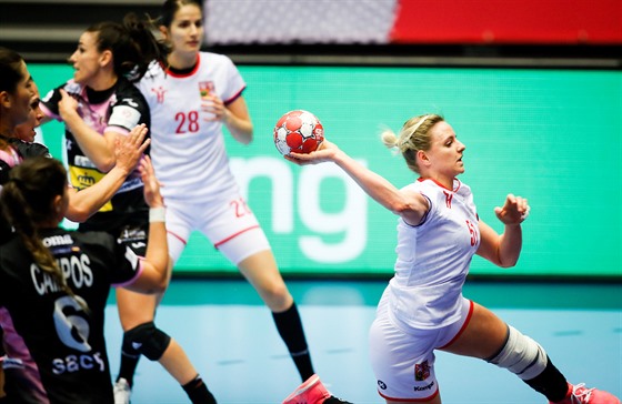 Markéta Jeřábková zakončuje v utkání proti Španělsku.