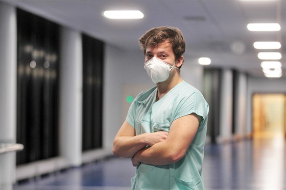 Medik Petr Koranda slouí na covidovém oddlení Karlovarské krajské nemocnice.