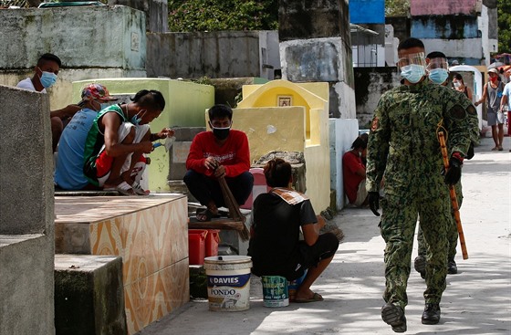 Policisté ve filipínském Caloocan City na pedmstí metropole Manily (28. íjna...
