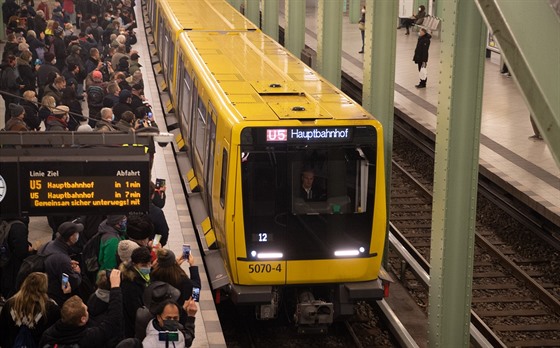 První den provozu v nové stanici berlínského metra Alexanderplatz.  (4....