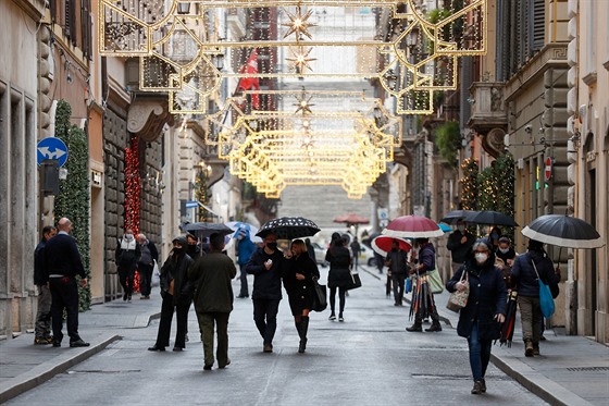 Lidé se procházejí v ulicích íma. (2. prosince 2020)