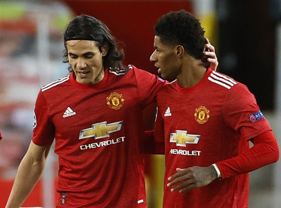 Marcus Rashford (vpravo) a Edinson Cavani z Manchesteru United slaví gól.