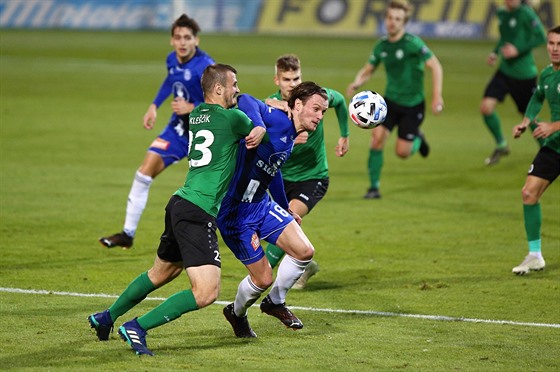 Martin Nepor (v modrém) z Olomouce a Peter Kleík (vlevo) z Píbrami v...