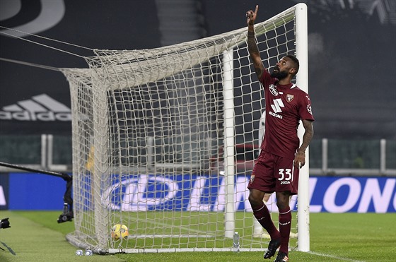 Nicolas Nkoulou z Turína FC slaví vstelený gól v zápase proti Juventusu.