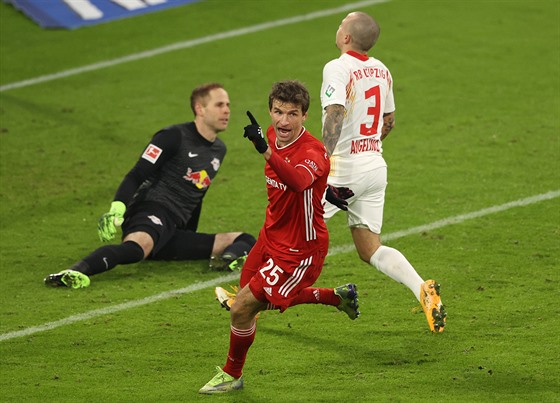 Thomas Müller z Bayernu slaví vstelenou branku proti Lipsku.