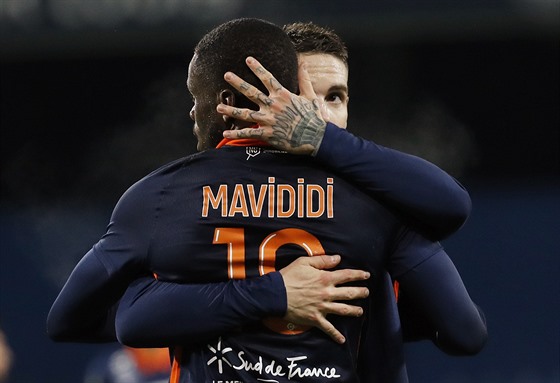 Stephy Mavididi z Montpellieru (zády) slaví svj gól v zápase proti PSG.