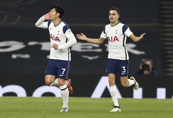 Son Heung-min (vlevo) z Tottenhamu slaví svj gól v zápase proti Arsenalu.