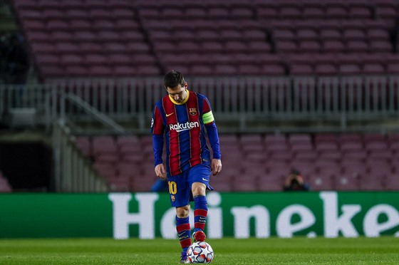 Lionel Messi (Barcelona) se chystá rozehrát po inkasovaném gólu.