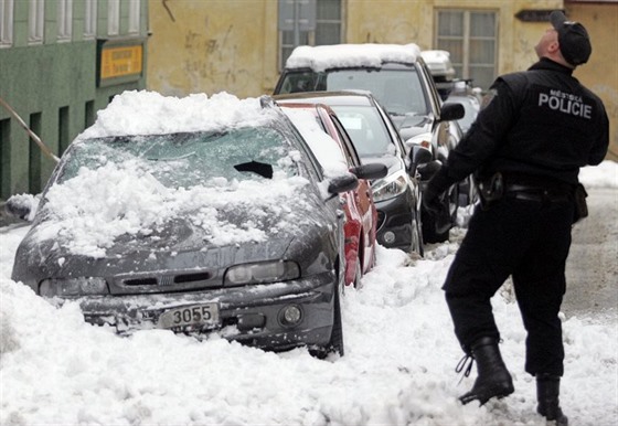 Potíže s auty, která parkují na nevhodných místech a v zimě brání odklízení...