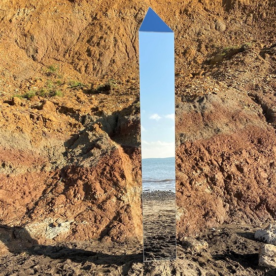 Záhadný monolit na plái ostrova Wight u jiní Anglie (6. prosince 2020)