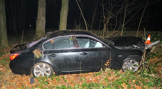 Nabourané oputné auto nali policisté v lese. (6. prosince 2020)