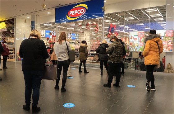 Fronty v nákupním centru v Jihlavě. (3. prosince 2020)