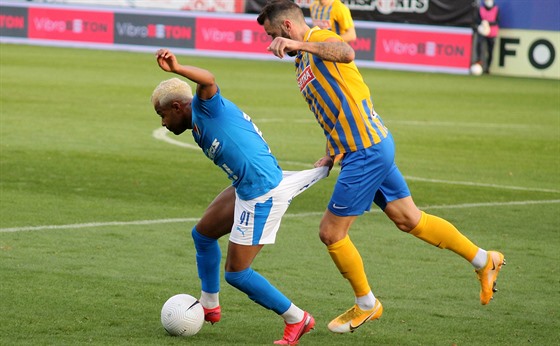 Opavský ídek atakuje De Azeveda z Baníku Ostrava v utkání první ligy.