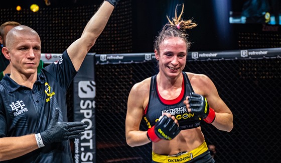 MMA zápasnice Lucie Pudilová slaví vítzství v Oktagonu.