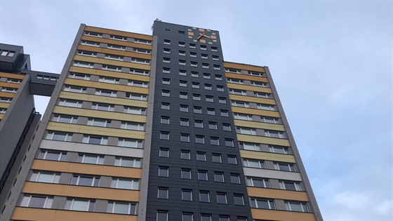 Pád člověka z nejvyššího patra ubytovny Kupa v Praze 11. (4.12.2020)