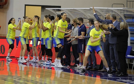 Basketbalistky USK Praha vstupují do zápasu.