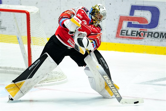 Pardubický branká Daniel Vlada pomáhá s rozehrávkou.