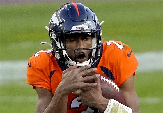 Kendall Hinton z Denver Broncos padá k zemi po zákroku obrany New Orleans...