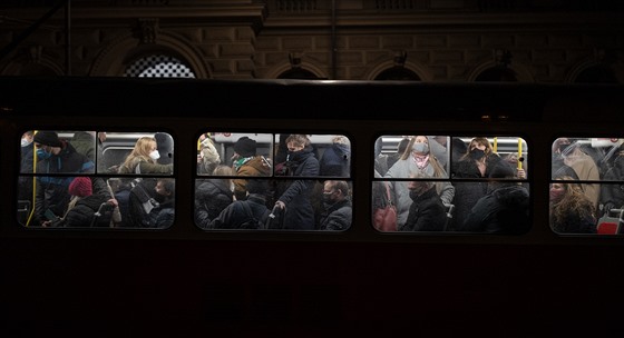 Lidé vyuili uvolnní opatení. Noní tramvaje v centru Prahy byly veer...