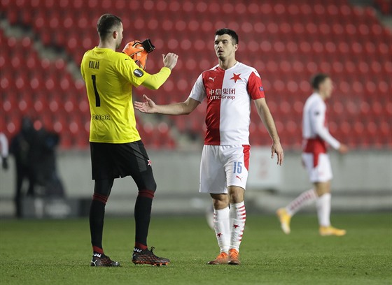 Slávisté Ondej Kúdela (vpravo) a Ondej Kolá oslavují postup do play off...